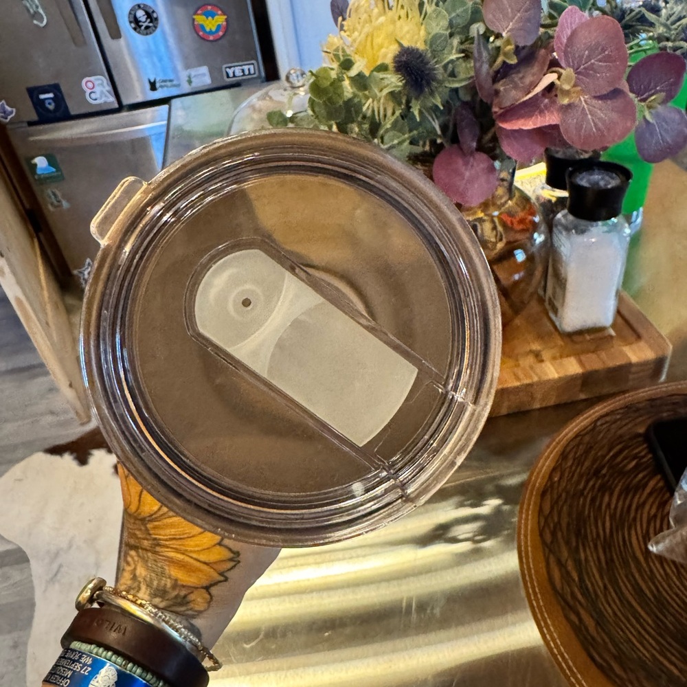 30oz Yellowstone “Beth Dutton” Glitter Ombre Tumbler - Picture 5 of 5